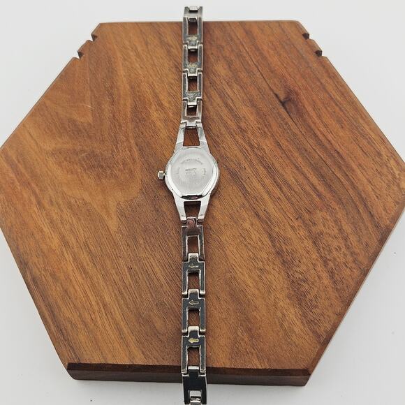 Quartz Women's Silver Bracelet Watch Contemporary Minimalist Link Casual Daily - Picture 5 of 7